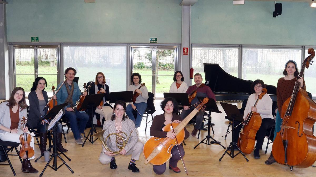 Ensayo anterior de la Orquesta Vigo 430, Sophie de Bardonnèche ( primera por la izquierda).