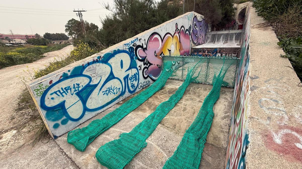 Sistema de redes que se ha instalado para evitar que toallitas y otros residuos acaben en el sendero tras las lluvias