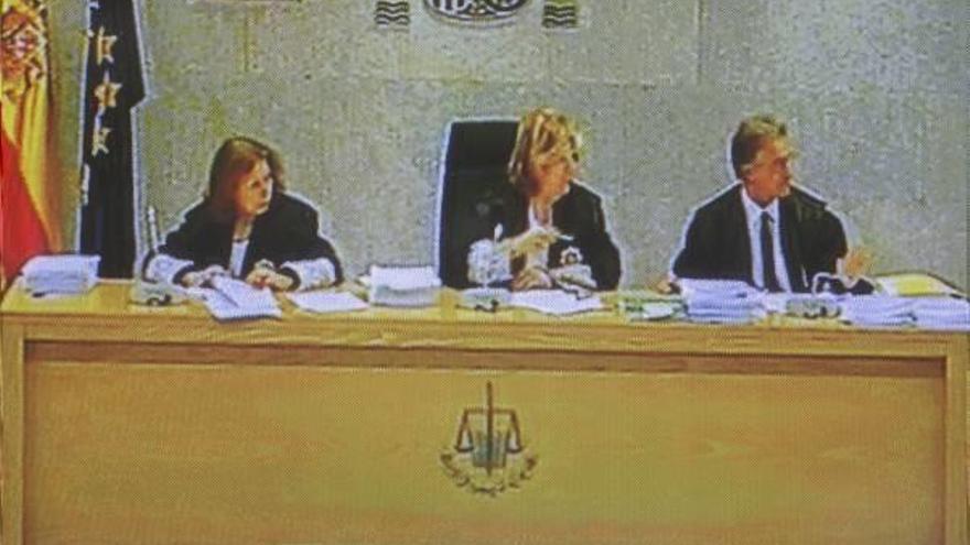 La presidenta del tribunal a Sogorb: «Señor acusado, hágame caso, por favor»