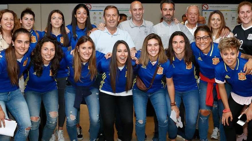 Mari Paz Vilas (con pantalón negro en el centro) antes de partir hacia tierras rusas. // RFEF