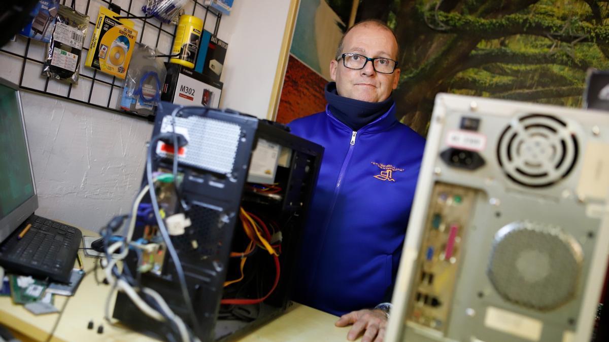 El propietario de la tienda de informática de la calle Burgos, Ignacio Aliaga.