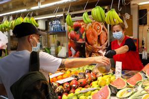 Archivo - Una trabajadora de una frutería en un mercado, foto de recurso