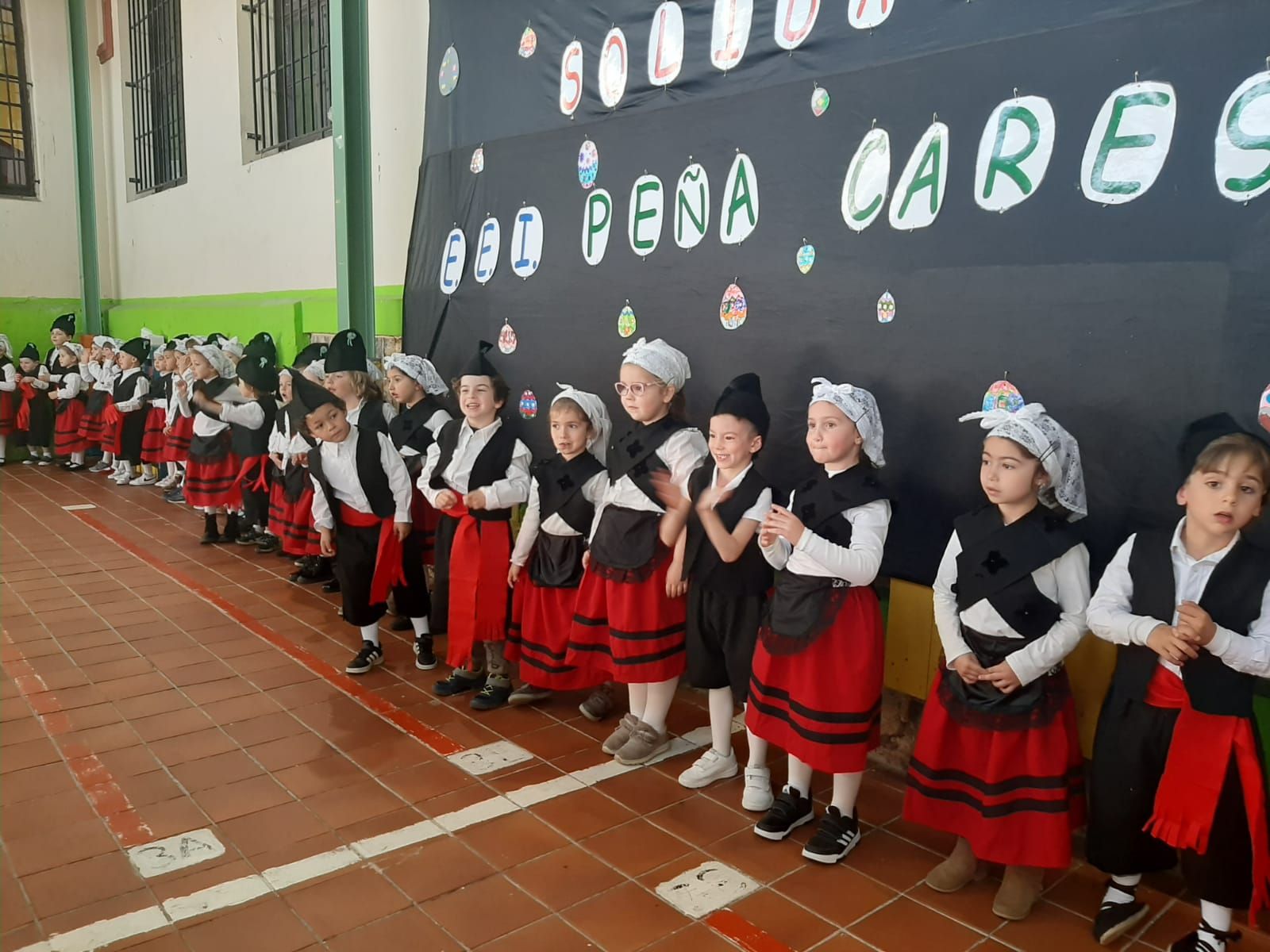 Los aldeaninos del Peña Careses adelantan los Güevos Pintos: así ha sido su mercadillo escolar solidario