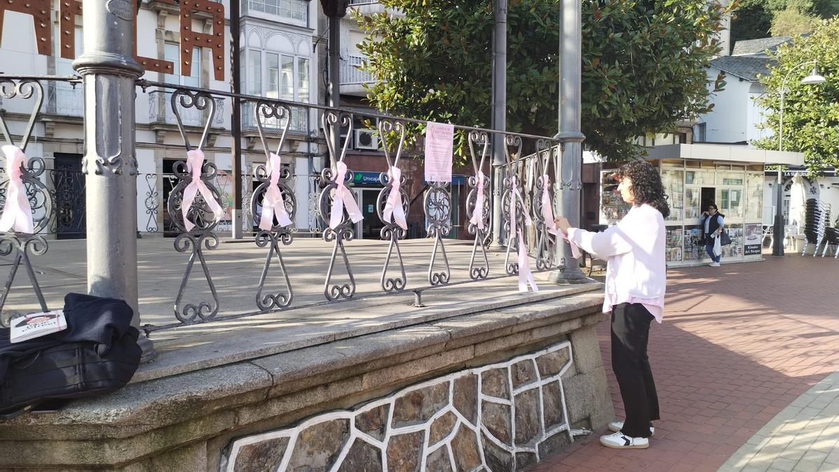 La concejala de la Mujer, Clara García, con los lazos, en el quiosco de la música.