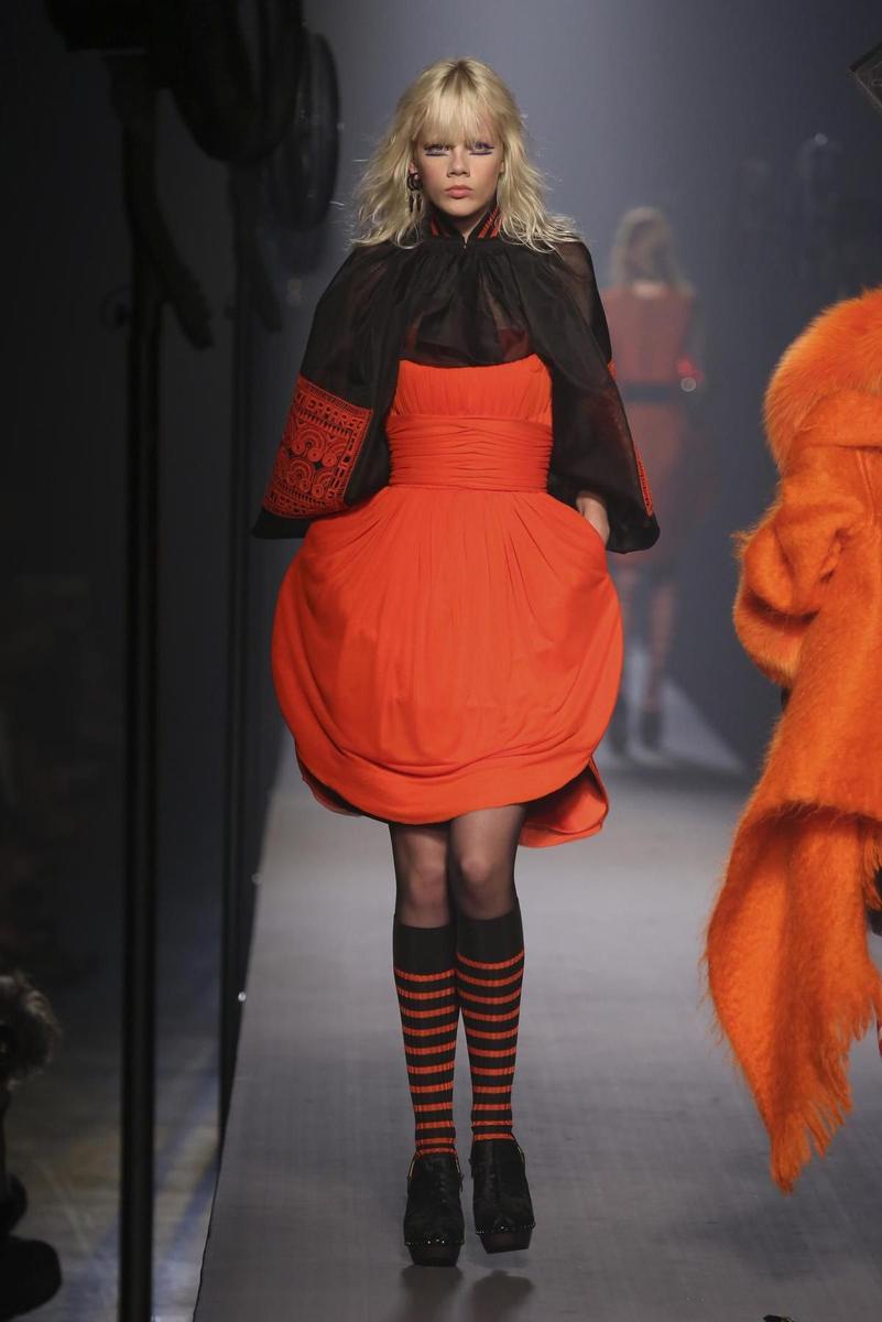Jean-Paul Gaultier, colección otoño-invierno 2015/16, vestido con falda naranja