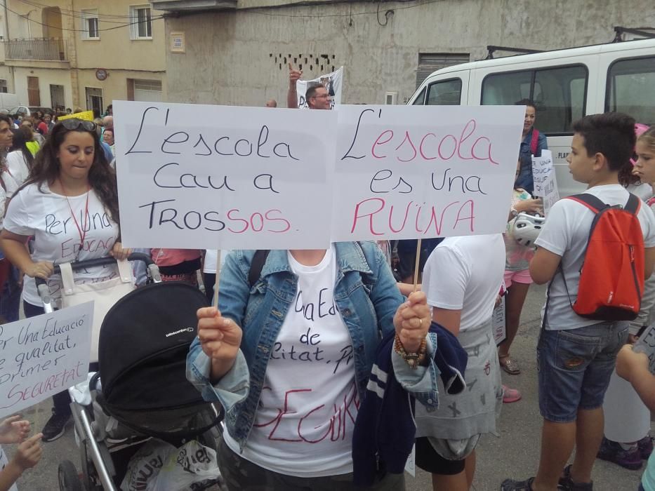 Protesta por el mal estado del colegio de la Font d'en Carròs