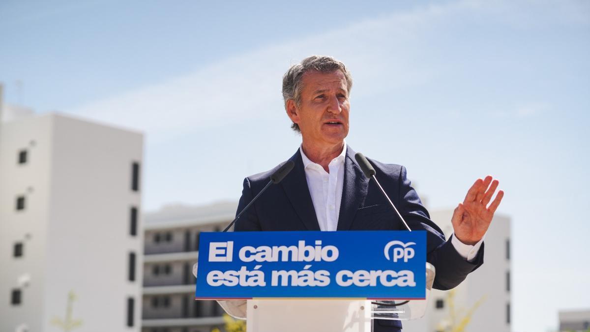 El presidente del PP, Alberto Núñez Feijóo, atiende a los medios tras visitar unas viviendas de promoción oficial en Sevilla