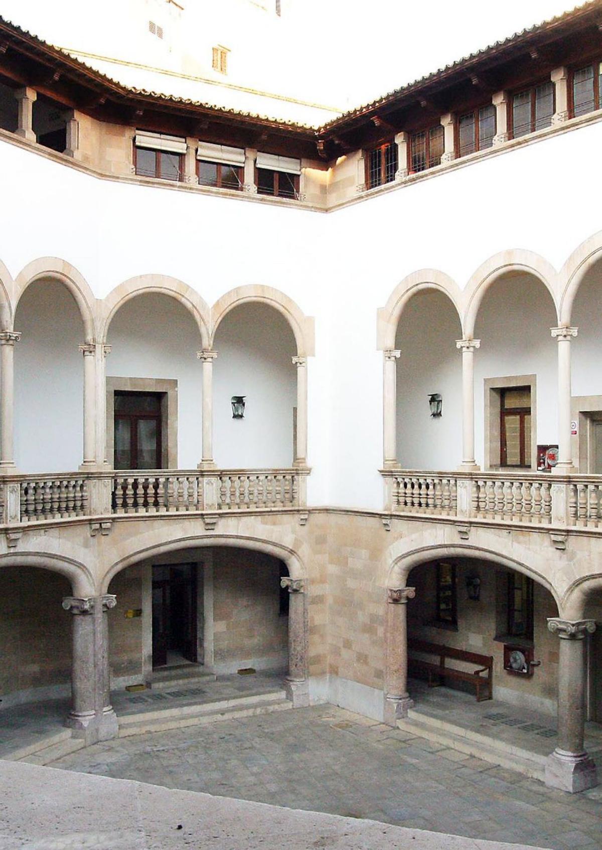 Juzgan a ocho acusados que escondían 1,6 millones de euros de drogas en coches de lujo en Ibiza