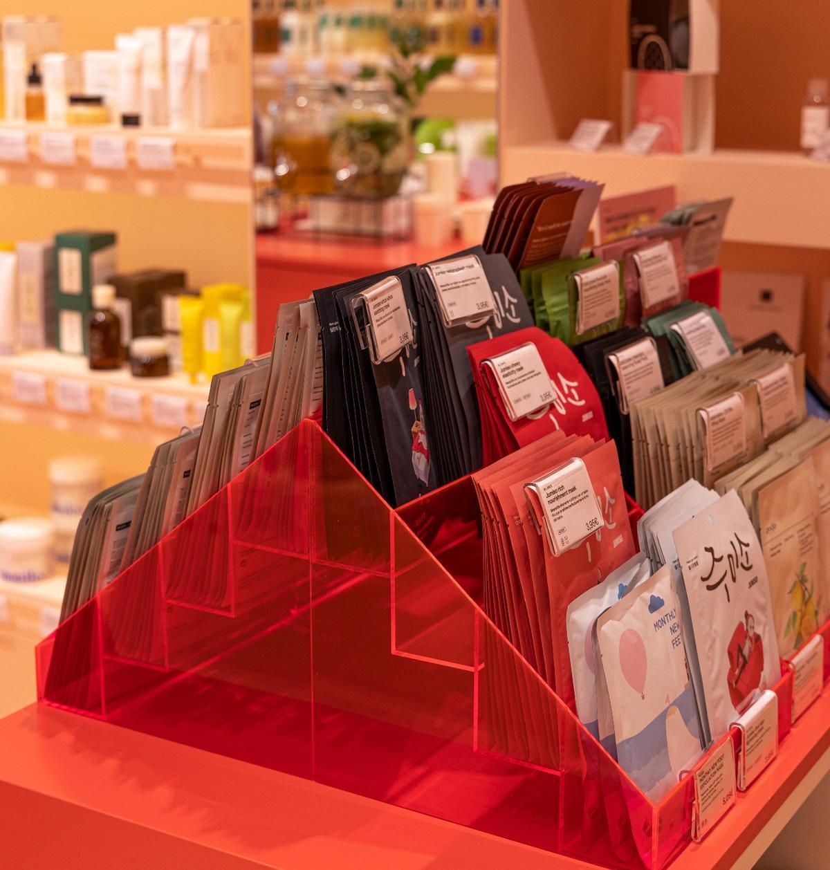 Un expositor con mascarillas en una tienda MiiN.