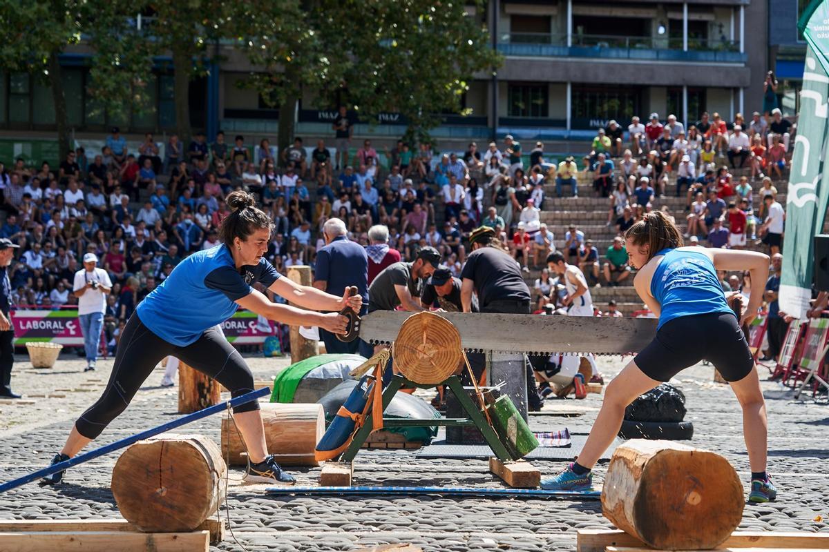 Fiestas patronales de Vitoria. Varios jóvenes participan en una exhibición de deporte rural vasco este sábado con motivo de las fiestas patronales de Vitoria.