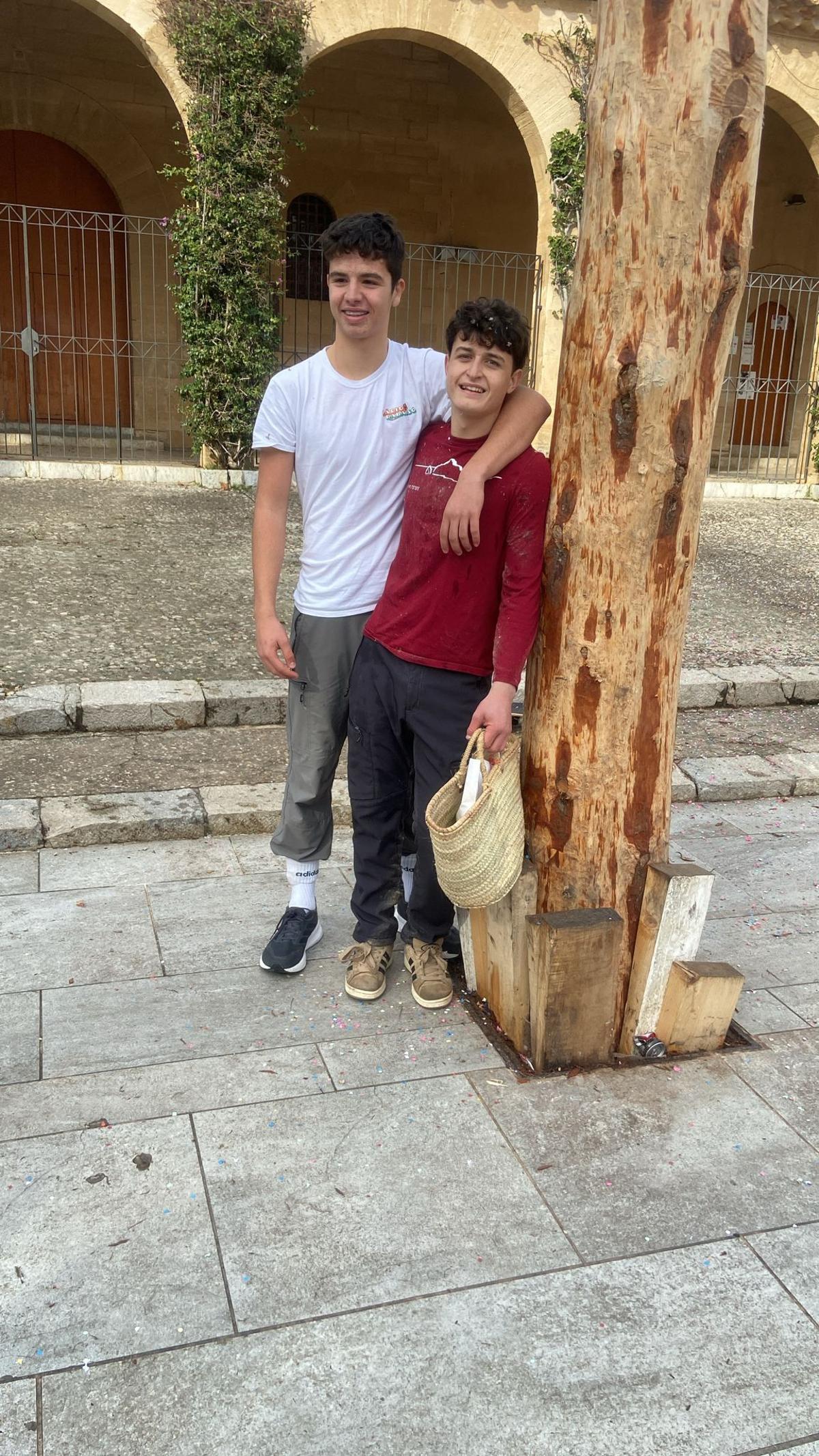 Francesc Damià, con la 'senalla' de premio tras coronar el pi del Port de Pollença.