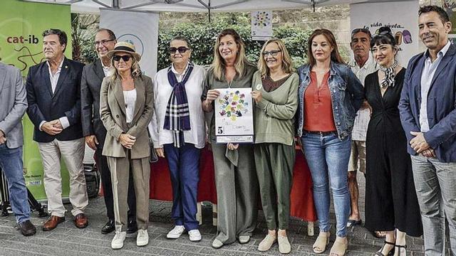 Miguel Agudo, coordinador autonómico de trasplantes; Francisco Cárceles, subdirector de hospitales; Juli Fuster, director general del IB-Salut; Sonia Gutiérrez, antigua presidenta de la Asociación de Andrade (ABEA); Manuela de la Vega, de Alcer; la consellera Patricia Gómez; Susi Buades, de Afectados por Hepatitis C (AMAHC); Mercedes Isern, actual presidenta de ABEA; Óscar Lozano y Mercedes Jovani, voluntario y tesorera de AMAHC; y Nacho García, director de Asistencia Sanitaria del IB-Salut, ayer en la mesa informativa.