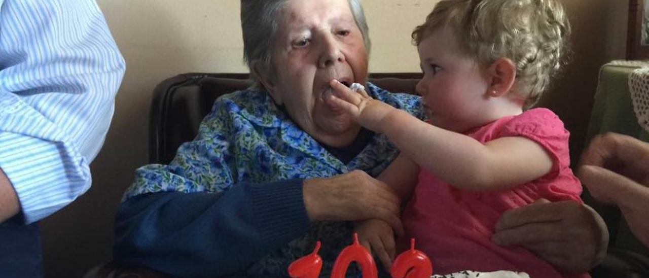 Blanca Rosa González del Cueto y su bisnieta Alicia, ayer, durante la celebración de su 103 cumpleaños.