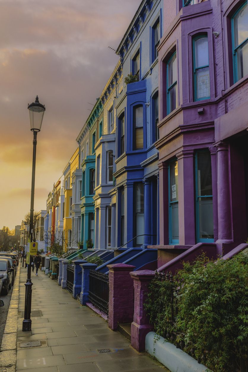 Coloridas casas victorianas en Notting Hill al atardecer.