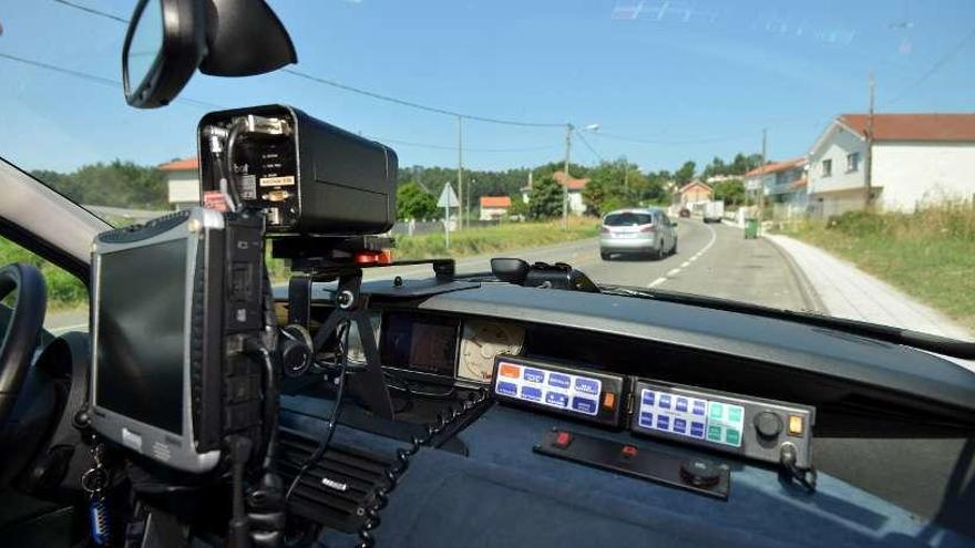 Un radar de tráfico controlando la velocidad de los vehículos en una carretera pontevedresa. // G. Santos