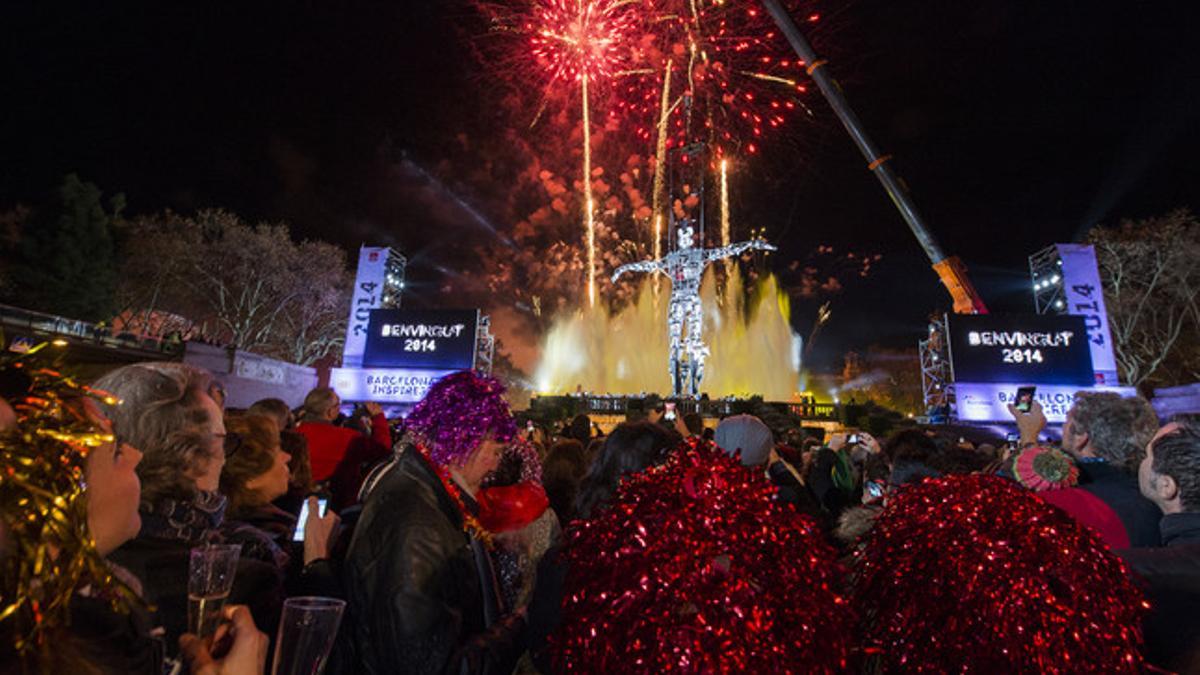 El Home del Mil.leni preside las campanadas de fin de año en la avenida Maria Cristina de Barcelona.