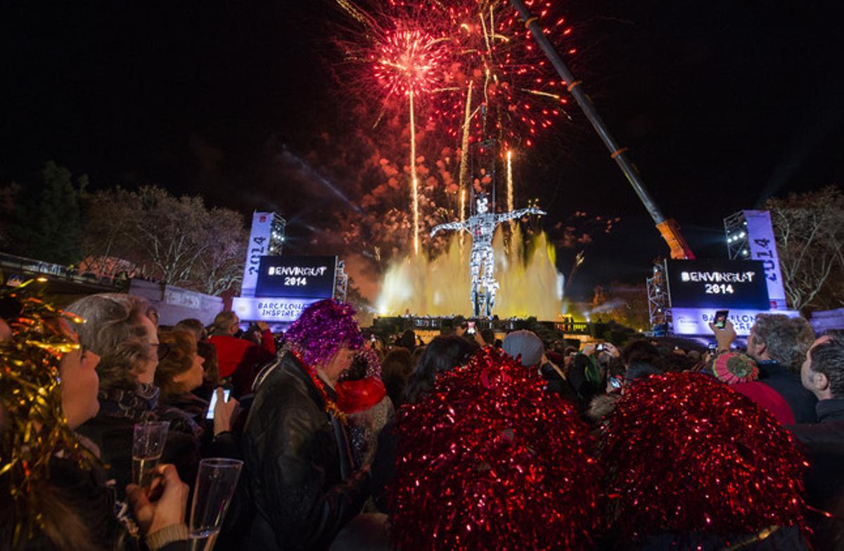 L’Home del Mil·lenni presideix les campanades de Cap d’Any a l’avinguda Maria Cristina de Barcelona.