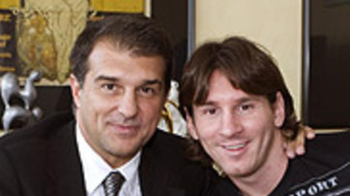 Laporta y Messi, tras la firma de ampliación de contrato del delantero.