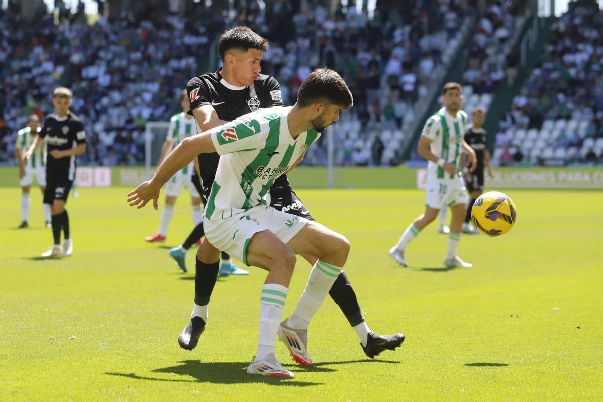 Théo Zidane protege el esférico durante el pasado choque ante el Elche.