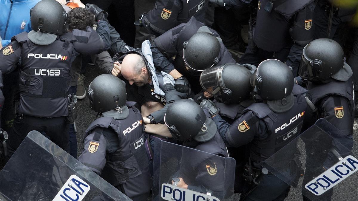 Violenta actuación policial en el colegio Ramon Llull.