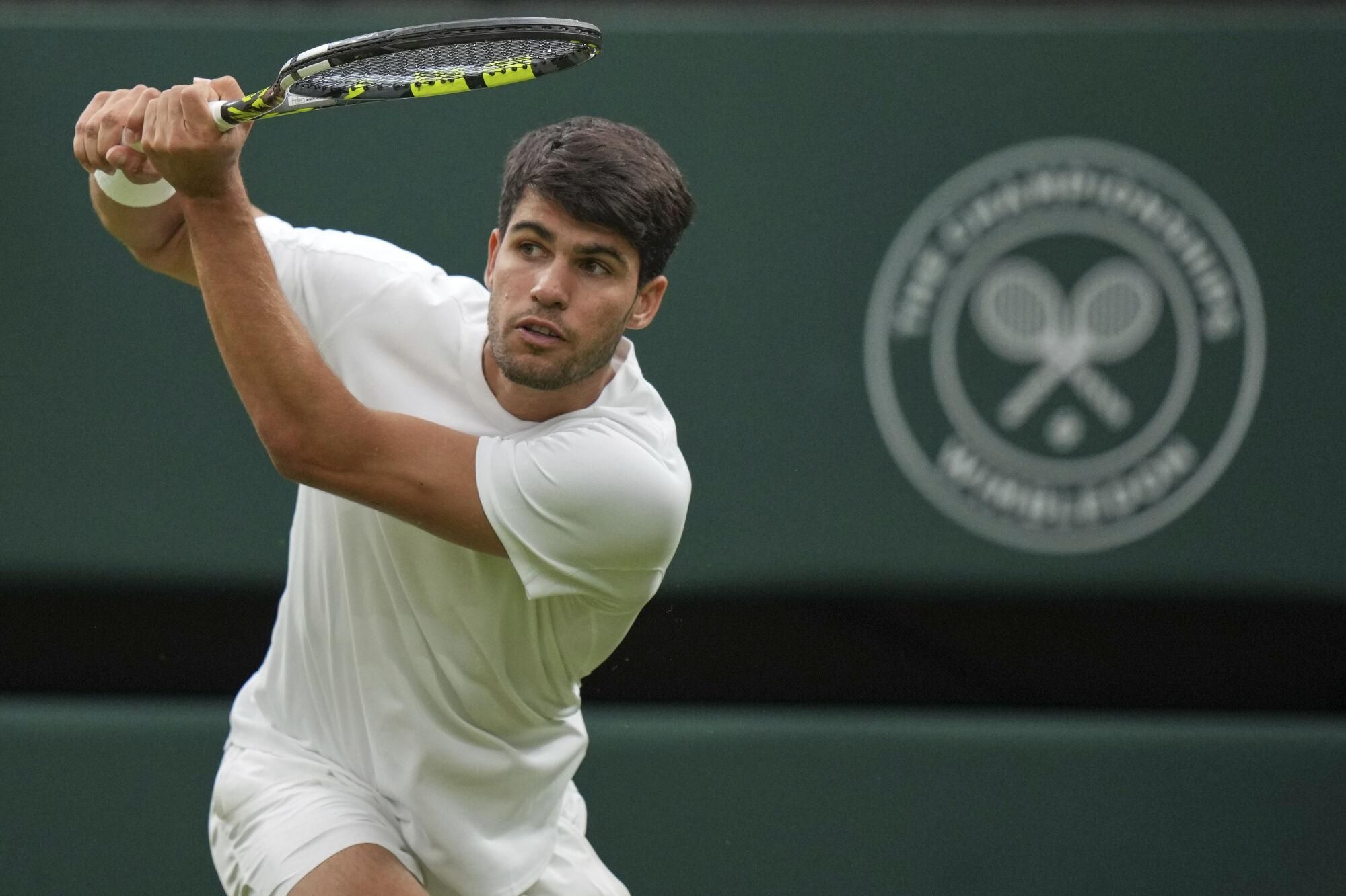 Spain's Carlos Alcaraz returns to Russia's Andrey Rublev during a fourth round men's singles match at the Wimbledon Tennis Championships in London, Sunday, July 6, 2025. (AP Photo/Alastair Grant). EDITORIAL USE ONLY/ONLY ITALY AND SPAIN