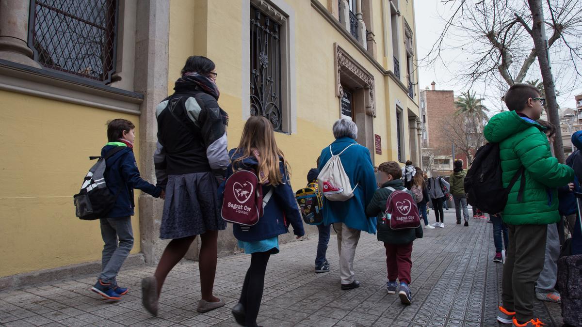 Niños a las puertas de un colegio