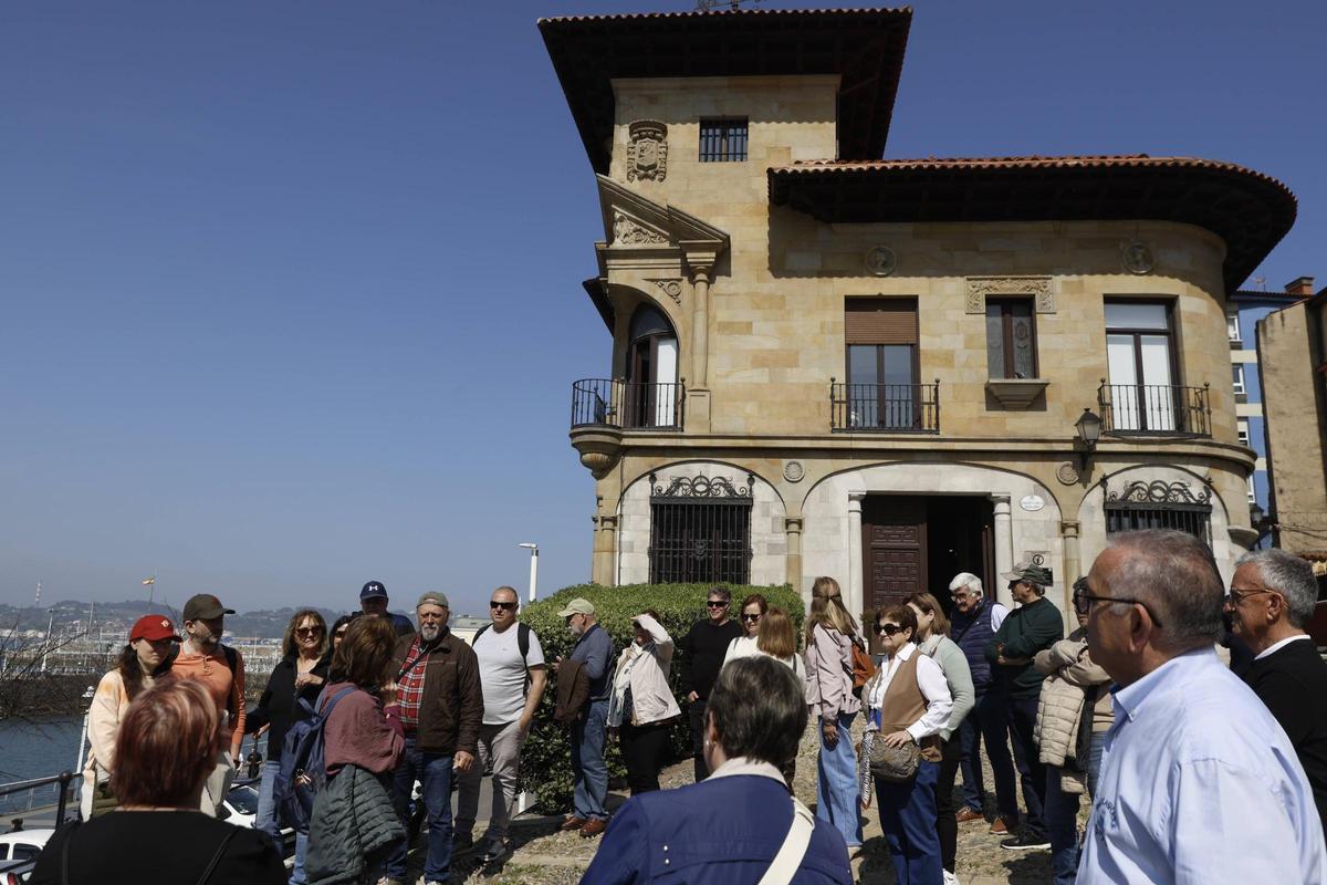 Un grupo de turistas ante la sede del área municipal de turismo, en Cimadevilla, el año pasado.