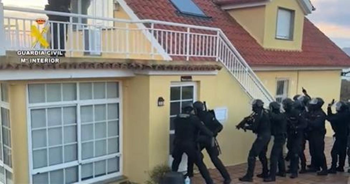 Momento en el que los agentes irrumpieron en la casa de uno de los detenidos.