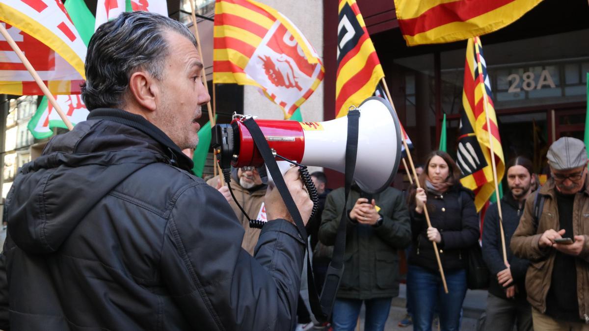 El secretari general de CCOO d’Indústria de Girona, Carlos Chicano, durant la concentració de protesta