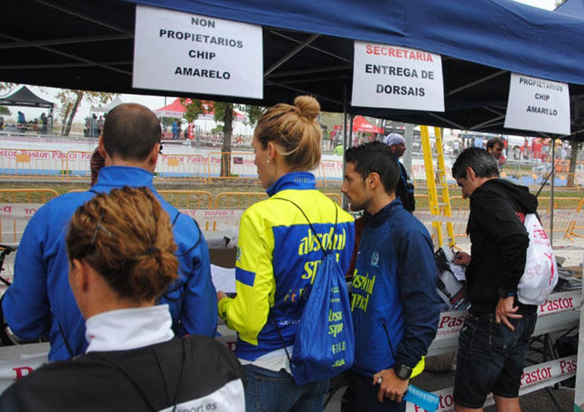 Los participantes recogen sus dorsales // FDV
