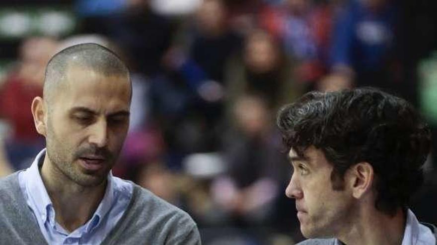 Javi Rodríguez, a la izquierda, habla con su segundo, Jorge Álvarez, ayer, en el polideportivo de Pumarín.