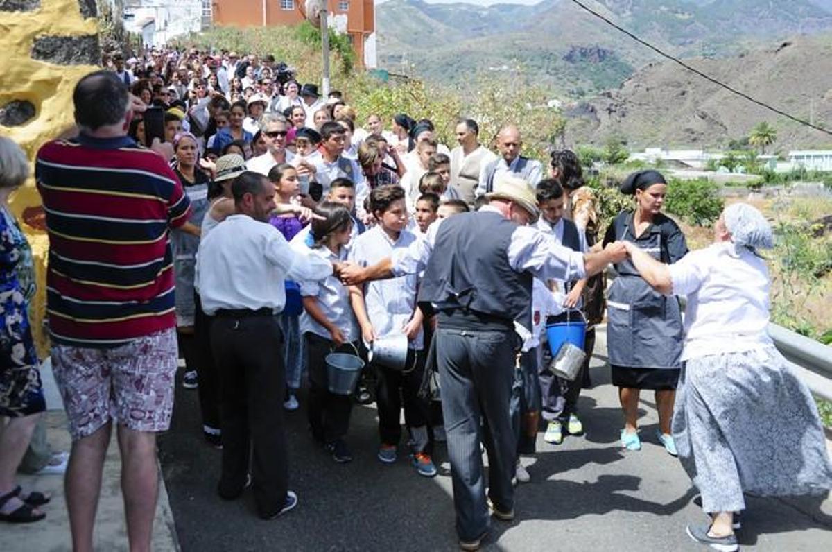 Traida Infantil del Agua de Lomo Magullo 2016 Traida Infantil del Agua de Lomo Magullo 2016
