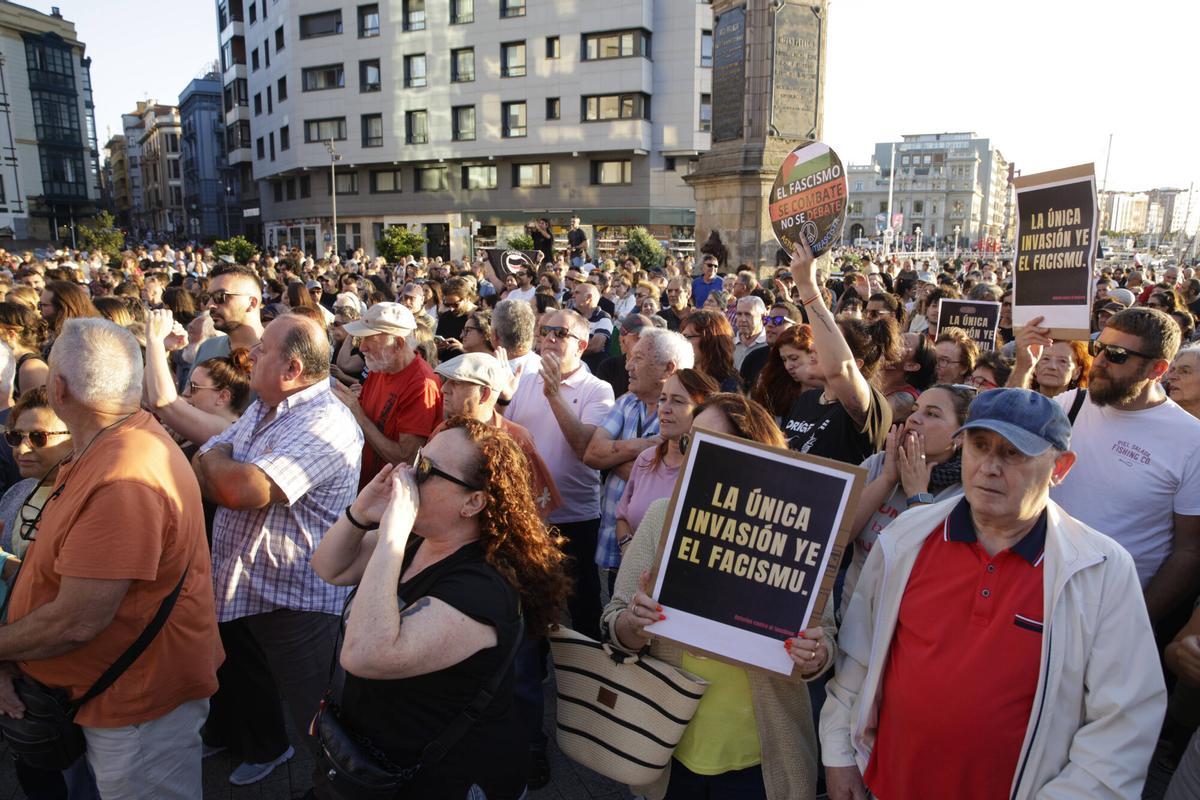 En imágenes: unas 200 personas en la contramanifestación de la plaza del Marqués en Gijón