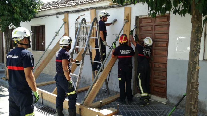 Los bomberos apuntalan una vivienda en la calle Fray Julián de Ávila