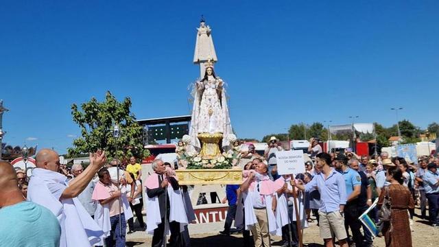 Los devotos portugueses llevan en andas a Nuestra Señora del Naso | Chany Sebastián