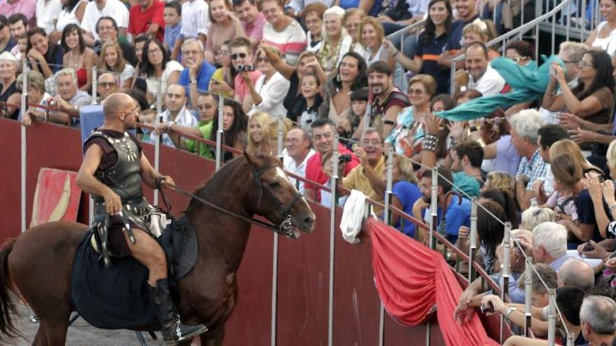 Un hombre a caballo junto al público en el Circo Romano de 2014.