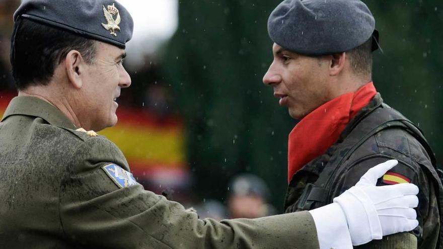El coronel Rodríguez Roca entrega a Wilmer Fernando Bedoya Marín el reconocimiento al &quot;Soldado del Año&quot;.