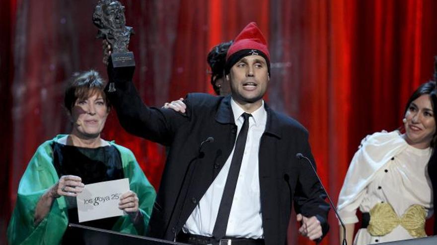 El espontáneo catalán Jimmy Jump (c) tras irrumpir en el escenario justo antes de la entrega del premio al mejor actor a Javier Bardem durante la ceremonia de entrega de la 25 edición de los Premios Goya que se celebra esta noche en el Teatro Real de Madrid.