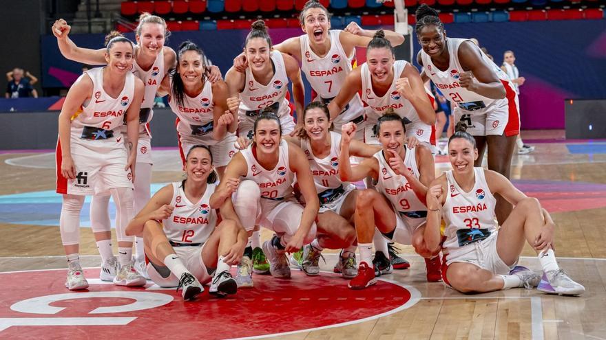 Las jugadoras de la selección, tras la victoria de ayer ante Grecia. // FEB