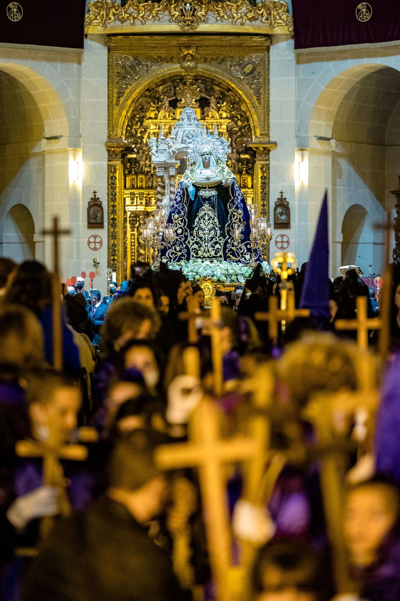 Nuestro Padre Jesús La hermandad de Nuestro Padre Jesús cierra esta jornada con la salida, tras dos años de parón por la pandemia, de la procesión desde la Concatedral de San Nicolás con la imagen titular del Nazareno con la cruz, anónimo de Escuela Valenciana que data de 1942; y la Santísima Virgen de las Penas, obra de Víctor García Villalgordo en 2008, ambas en sus tronos recién restaurados pues la corporación fundada en 1941 ha aprovechado para modernizar las estructuras que dan soporte a las esculturas por las calles.