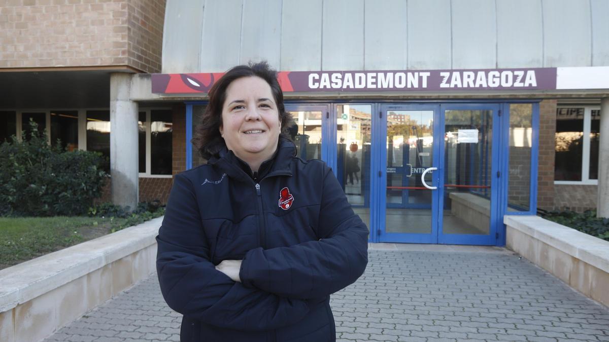 Bea González posa a la entrada del pabellón Príncipe Felipe.