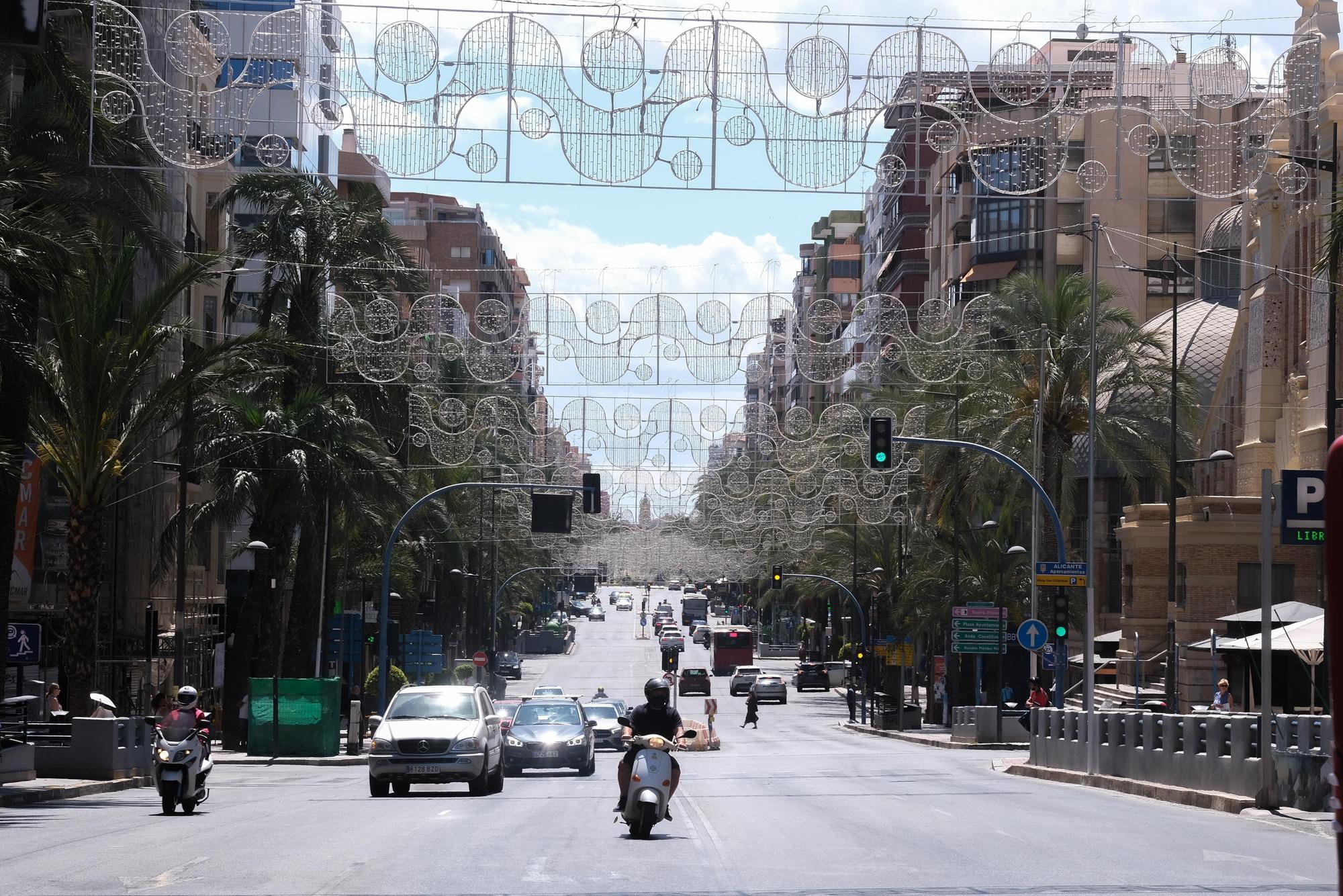 Instalan los arcos de Hogueras en el centro de Alicante