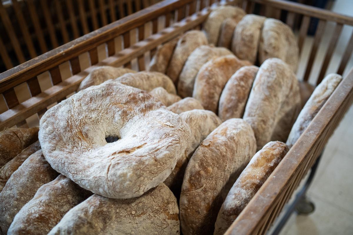 Algunos de los 200 kilos de pan que hornea a diario Pan do Tres.