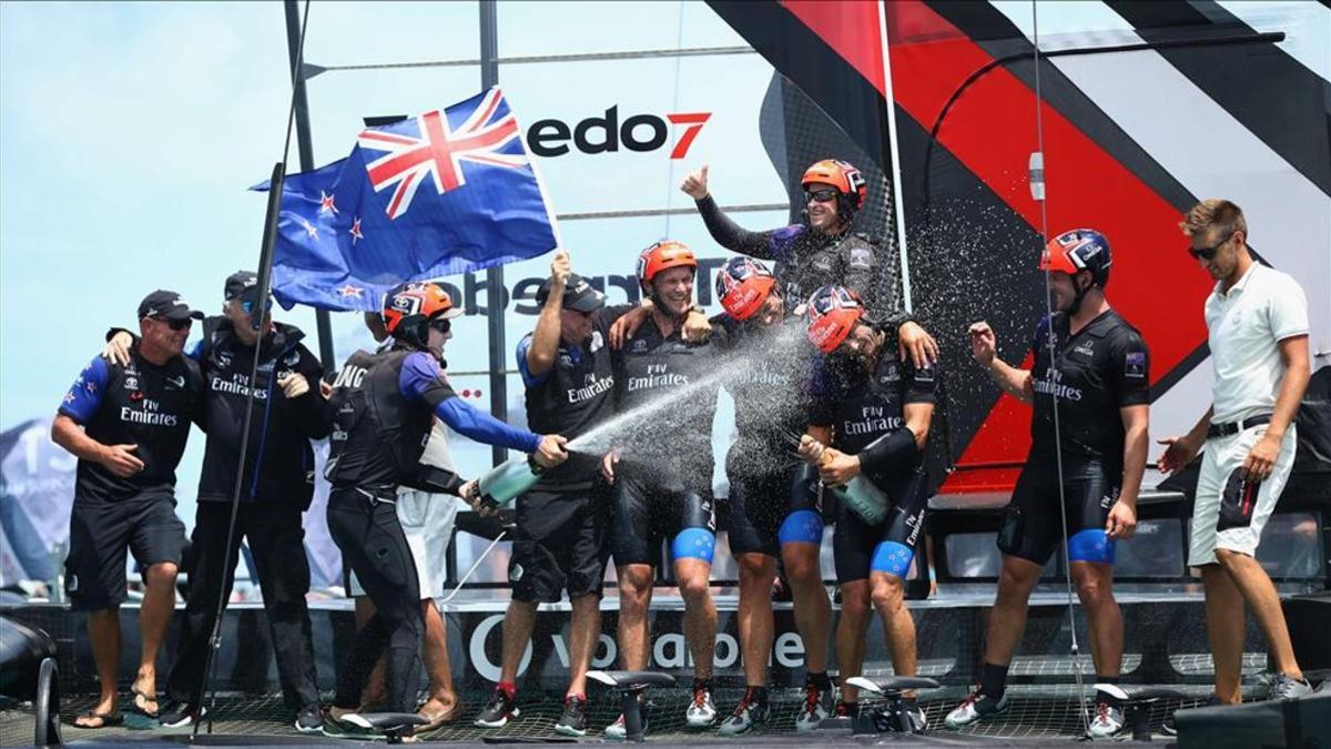 La tripulación del Team New Zealand celebra la victoria al finalizar la novena regata