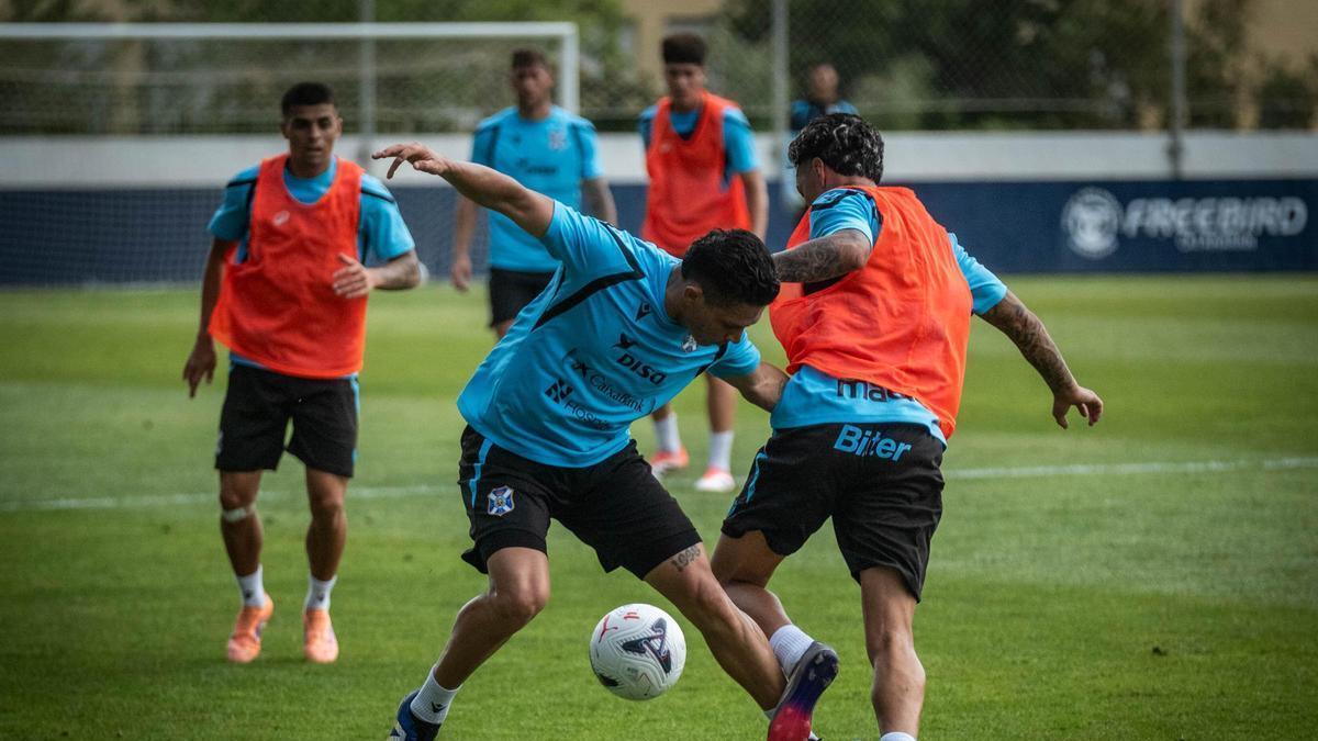 El CD Tenerife gana al CD Tenerife B en la primera prueba de pretemporada