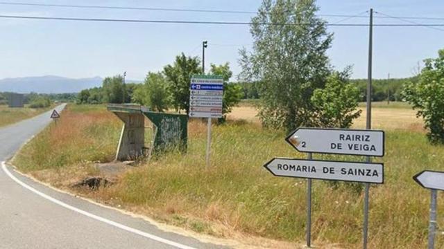 Carteles indicativos en las carreteras de Rairiz de Veiga.