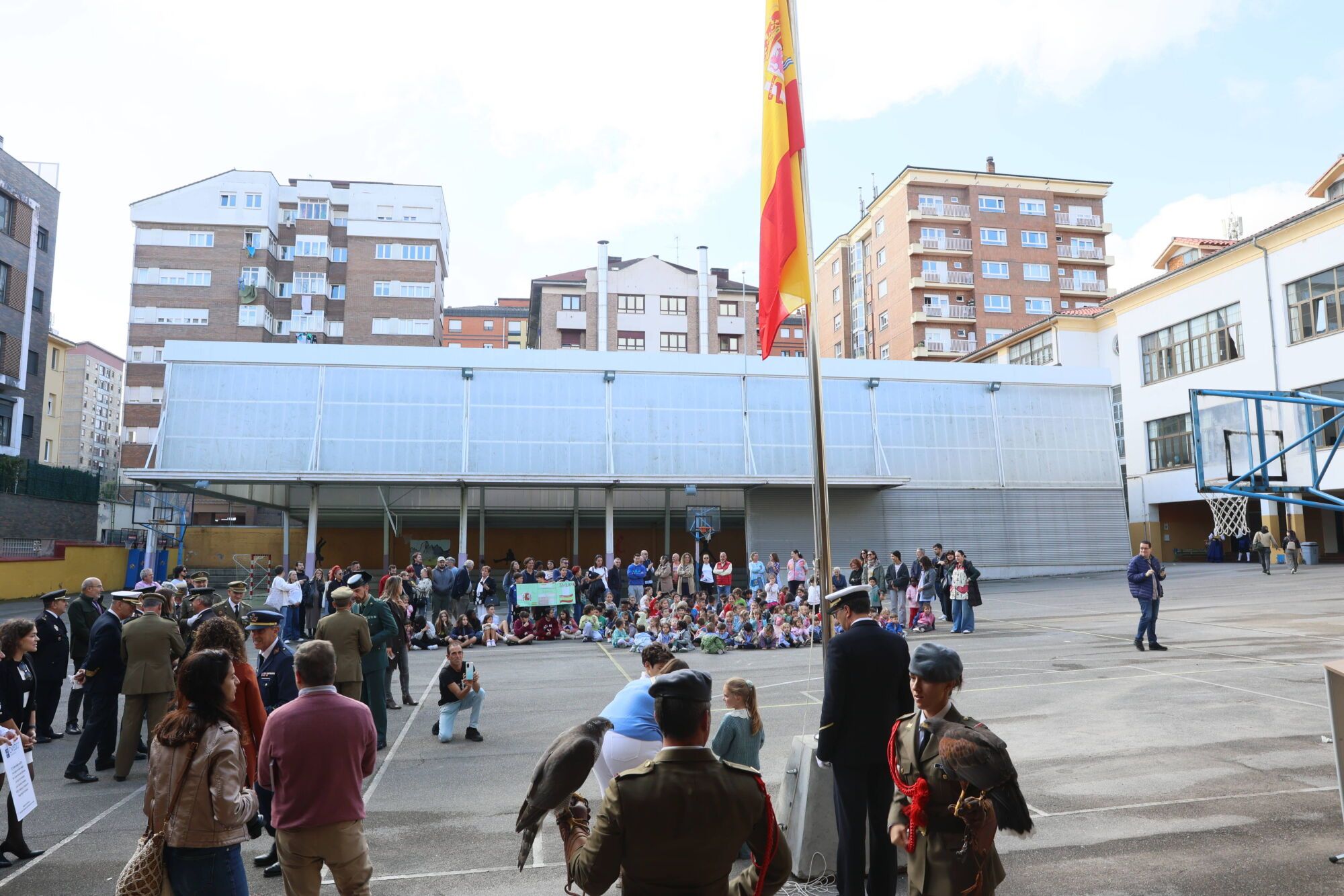 Escuelas Blancas. Acto de izado de la bandera con asistencia del delegado de Defensa y representantes de la Guardia Civil, la Policía Nacional y la Municipal, entre otros