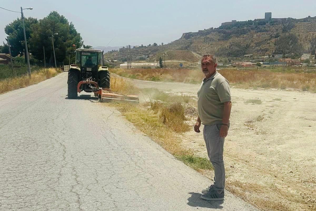 Ángel Meca contempla los trabajos en un camino del municipio.
