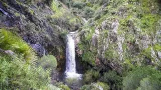 La ruta de senderismo de Málaga perfecta para hacer en septiembre: un camino entre vegetación y pozas que acaba en una enorme cascada de 20 metros