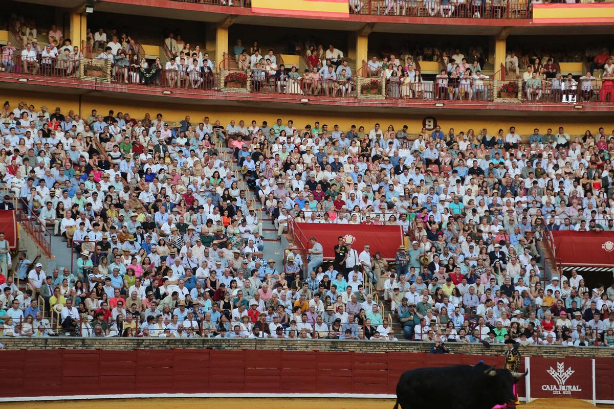 Público en el Coso de los Califas durante la feria taurina de Córdoba de 2025.